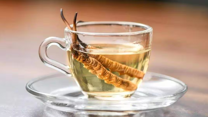 一杯蟲草水，健康新滋味：冬蟲夏草泡水喝的奇妙功效